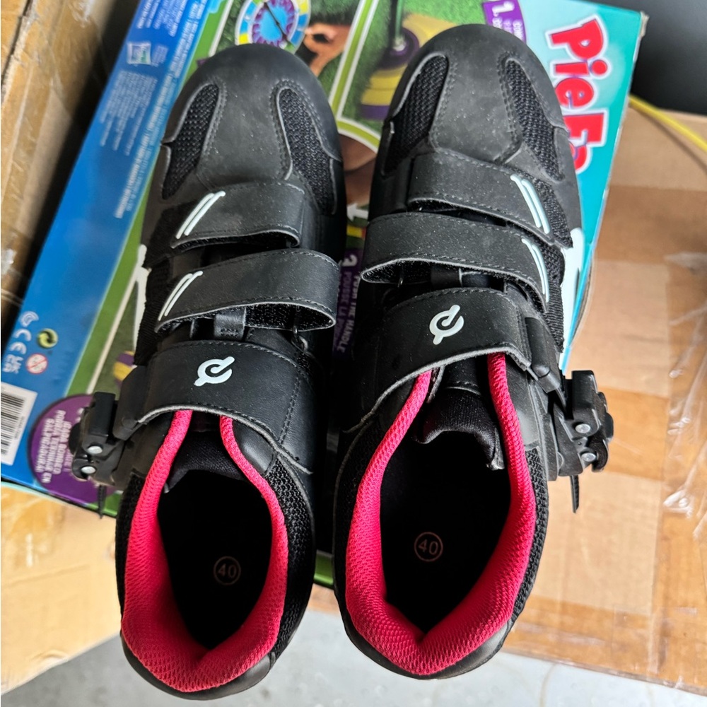 Peloton women’s cycling biking shoes size 40